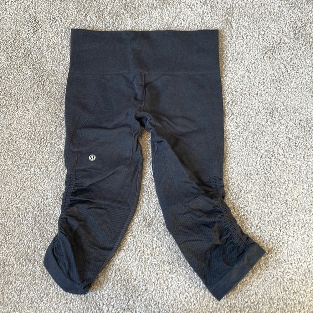 Lululemon in the flow crop size 4 GUC